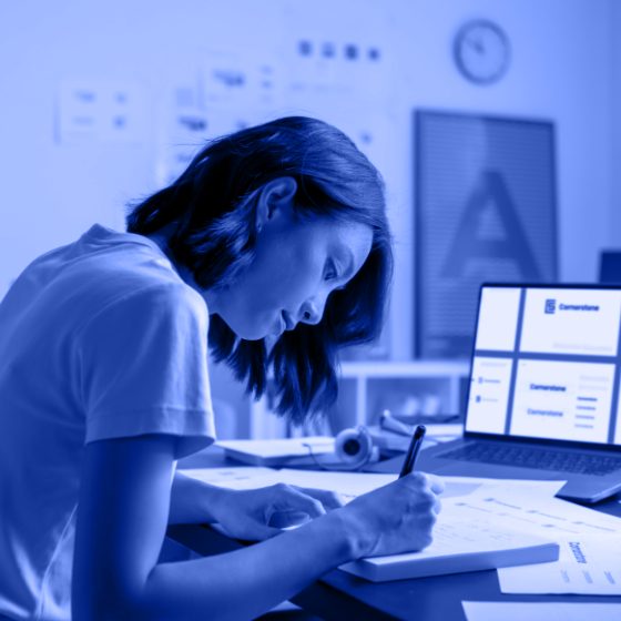 Estudiante trabajando con su portátil
